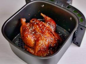 取出涂抹上黄油，撒芝麻，迷迭香再烤10分钟。