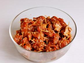 牛肉用牙签串起来即可。