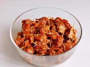牛肉用牙签串起来即可。