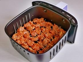 摆入空气炸锅炸篮中。