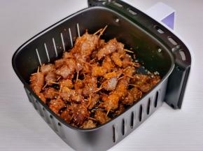 取出撒上烧烤料拌均匀，再烤5分钟就好啦！