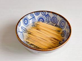 牙签温水洗泡5分钟。