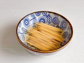 牙签温水洗泡5分钟。