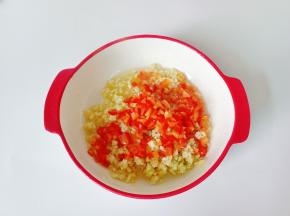 淋上热油激发香味。