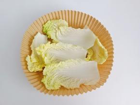 娃娃菜洗净铺底。