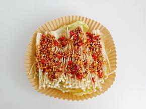 均匀地淋上料汁。