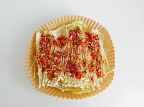 均匀地淋上料汁。