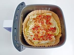 放入空气炸锅里。