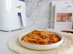 香香辣辣的金针菇，配上脆爽的娃娃菜，比烧烤摊做的还好吃！