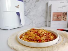 香香辣辣的金针菇，配上脆爽的娃娃菜，比烧烤摊做的还好吃！