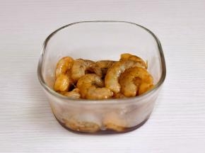 虾仁处理干净，加料酒，生抽腌制10分钟。