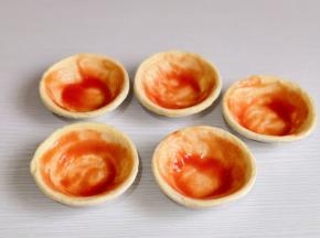 蛋挞皮刷上番茄酱。