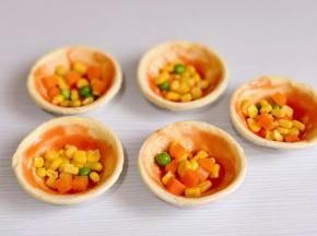 加入时蔬。（玉米粒。豌豆，胡萝卜丁）