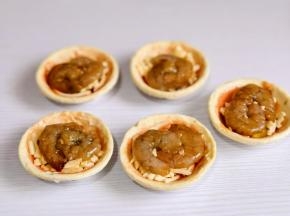 再放入腌制好的虾仁。