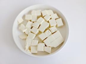 豆腐切成小方块。