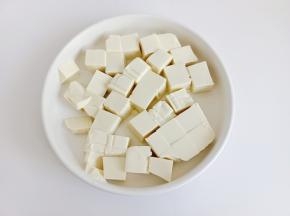 豆腐切成小方块。