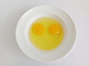 两个鸡蛋磕入碗里。