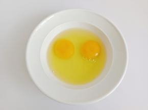 两个鸡蛋磕入碗里。