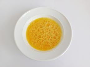 筷子顺着一个方向打散。