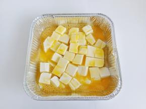 豆腐放入锡纸盒，淋上鸡蛋液。