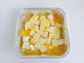 豆腐放入锡纸盒，淋上鸡蛋液。