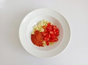 小米椒，蒜蓉，辣椒粉放碗里。