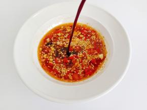 淋上热油，加生抽一勺。