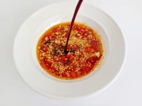 淋上热油，加生抽一勺。