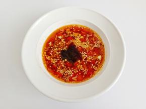 蚝油一勺，芝麻一勺，白糖少许拌均匀。