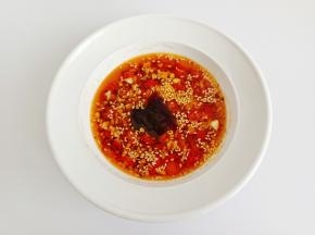 蚝油一勺，芝麻一勺，白糖少许拌均匀。