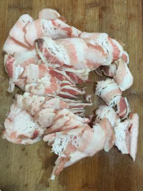 五花肉提前冷冻半天，切成片备用！（五花肉冻一下，好切！）