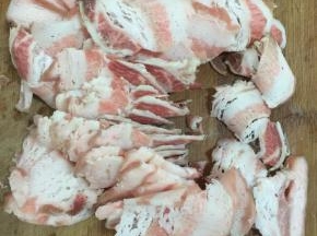 五花肉提前冷冻半天，切成片备用！（五花肉冻一下，好切！）