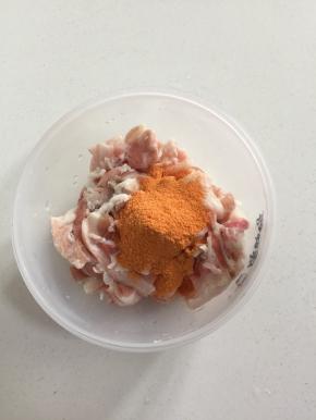 把切好的五花肉片放入碗中，倒入适量的新奥尔良烤肉料！