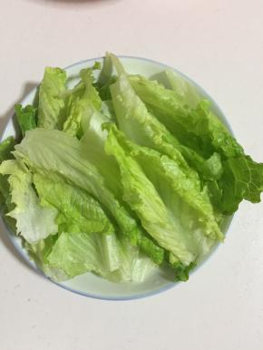 选择鲜嫩的生菜，清洗干净备用！