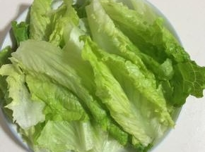 选择鲜嫩的生菜，清洗干净备用！