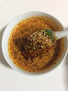 碗中放入辣椒粉，胡椒粉，白糖，盐，白糖，烧烤料，孜然粉，白芝麻，淋上热油，搅拌均匀调成烧烤料汁儿！