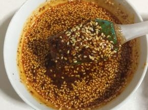 碗中放入辣椒粉，胡椒粉，白糖，盐，白糖，烧烤料，孜然粉，白芝麻，淋上热油，搅拌均匀调成烧烤料汁儿！