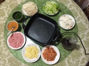 再准备一些自己爱吃的配菜！我今天准备的有火腿，金针菇，豆腐，土豆片！