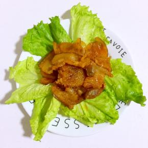 烤好的五花肉片，包上生菜就可以吃了！