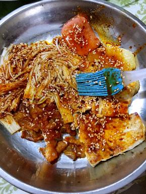 其他配菜烤好了，刷上烧烤料汁儿，就可以吃了！