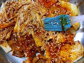 其他配菜烤好了，刷上烧烤料汁儿，就可以吃了！