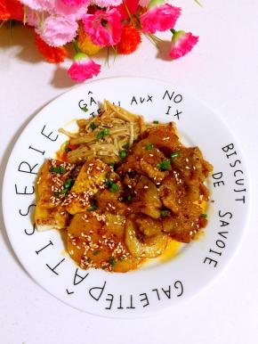 口味重的也可以把烤好的五花肉片，也刷上一层烧烤料汁儿，太香了！