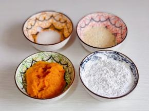 准备食材，南瓜去皮隔水蒸熟压成泥。