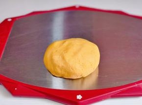 揉成不粘手的面团即可。