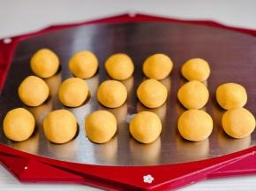 分成等份小面团，手抹油揉圆。