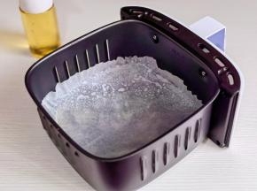 空气炸锅炸篮中垫油纸，喷油。