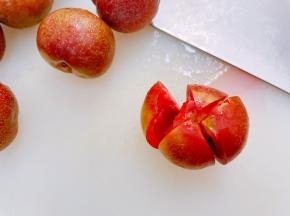 三华李洗净去蒂，用刀拍成几块