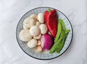 准备好所有食材。