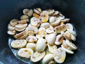 锅中热油，爆香大蒜，放入口蘑炒出水分，