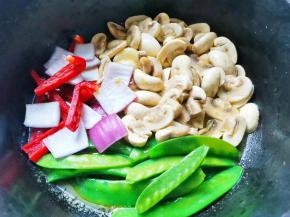 加入洋葱和红椒，
